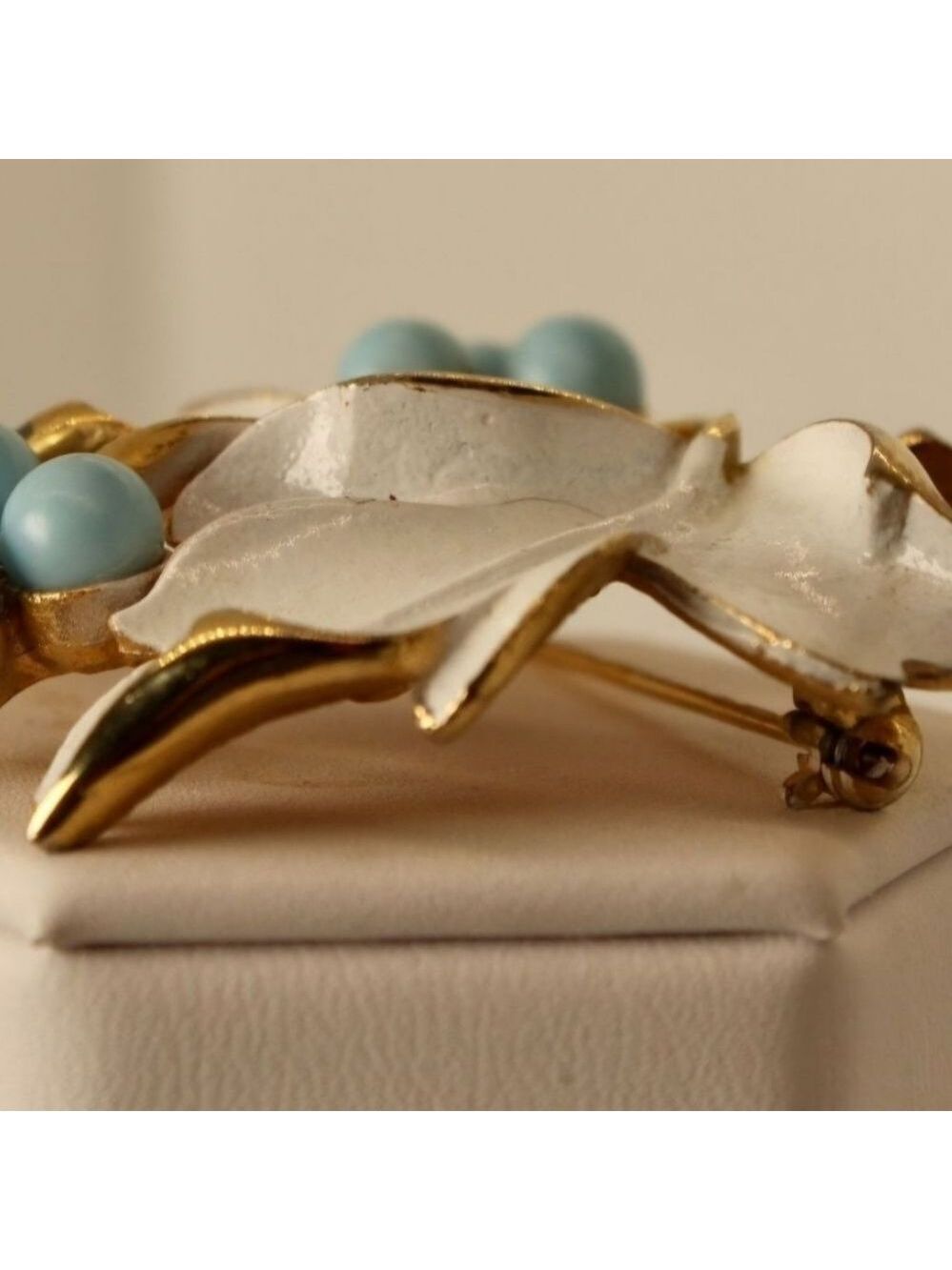 1967 Sarah Coventry White Enamel Blue Beaded Grapevine Brooch EUC 1 7/8×1 7/8" - Picture 4 of 13